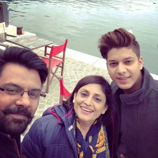 Adhish Khanna With His Father And Mother