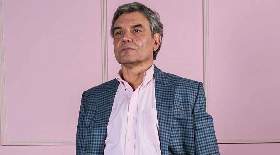 Alejandro Goic as Daniel