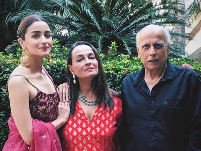 Alia Bhatt With Her Father And Mother