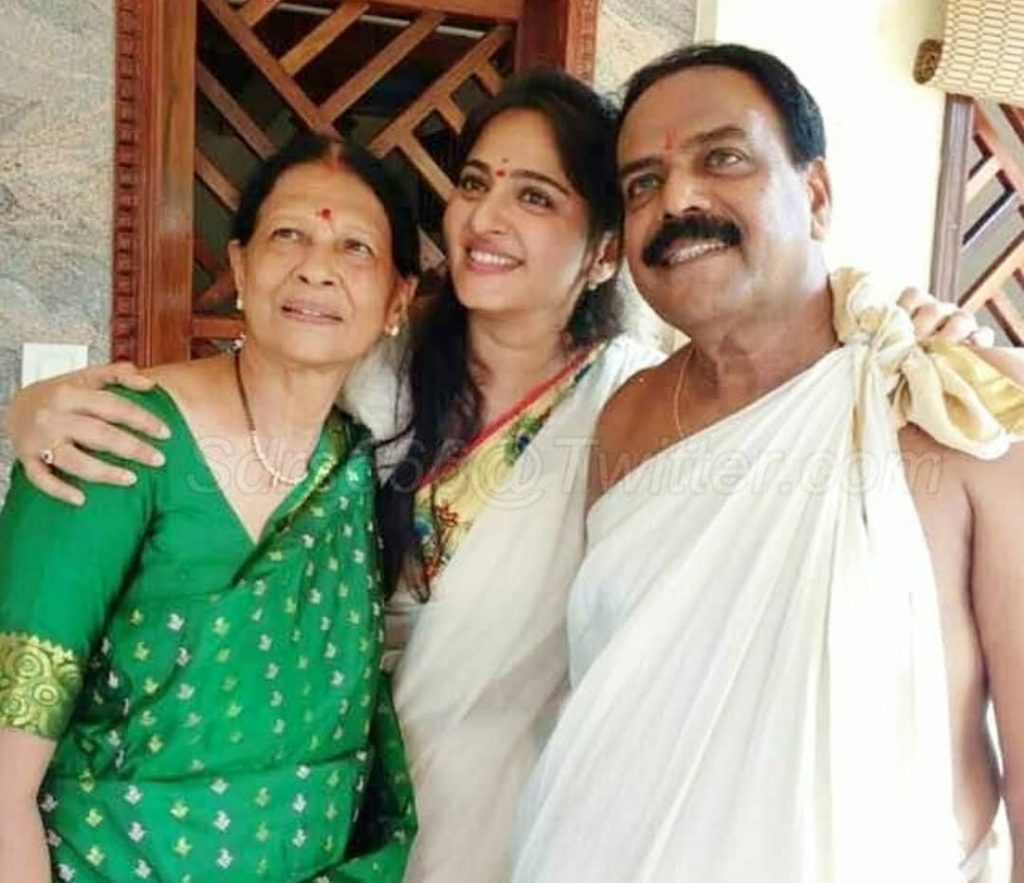 Anushka Shetty With Her Father And Mother