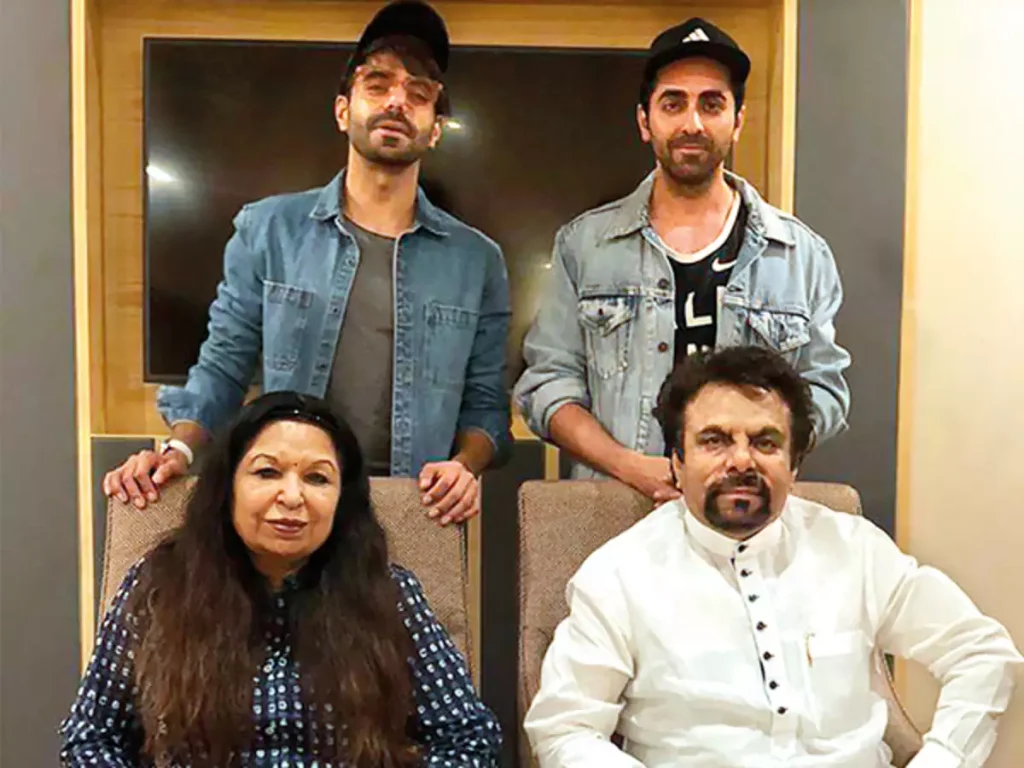 Aparshakti Khurana With His Mother And Father