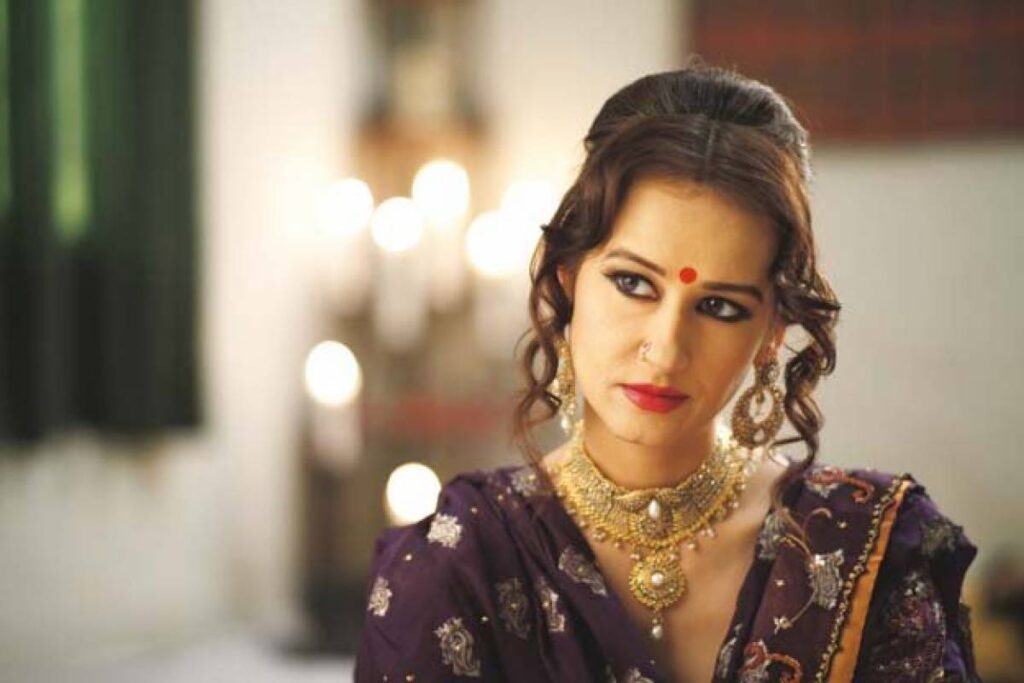 Arjumand Rahim as Nadia