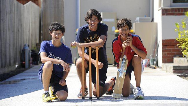 Ashton Agar With His Brother