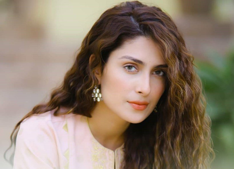 Ayeza Khan as Maniha Kifayat Ali/Maniha Faaz Ibrahim aka Meenu