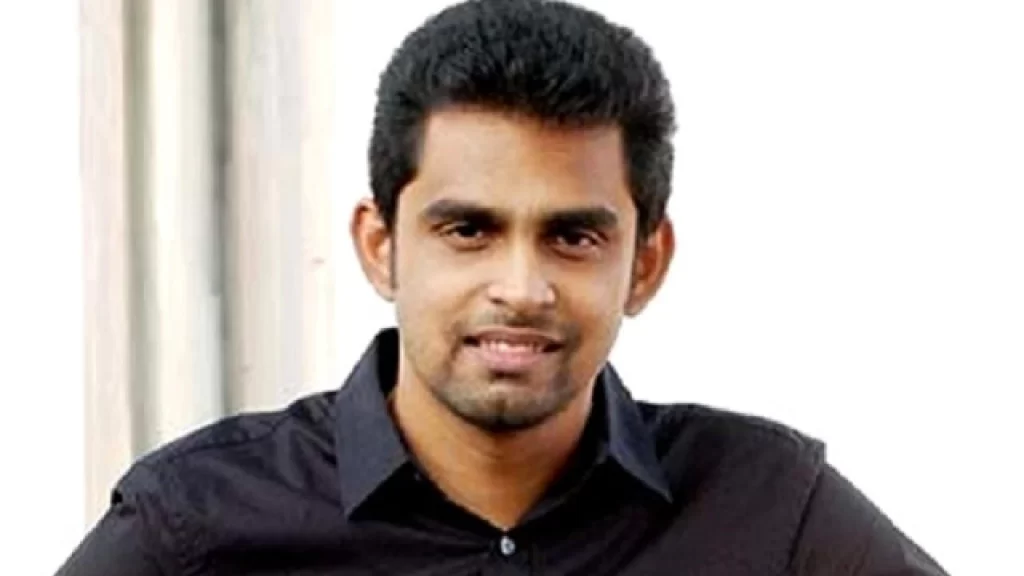 Balaji Mohan as Santosh
