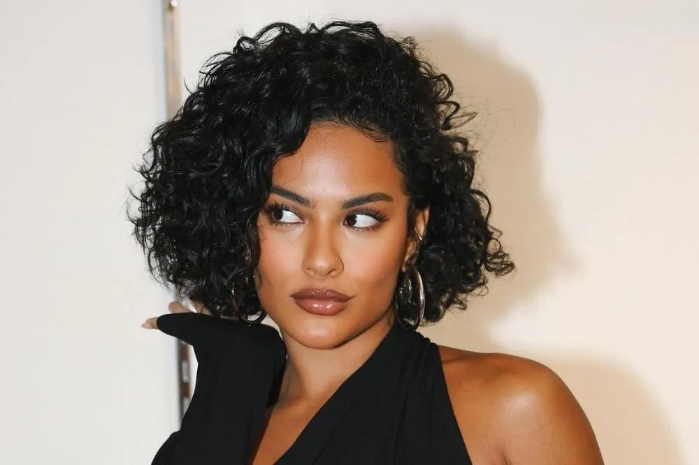 Vai na Fé: Review, Story, Cast, Episodes, Release Date, Budget & More Bella Campos as Jenifer Daiane da Silva Carvalho Bastos