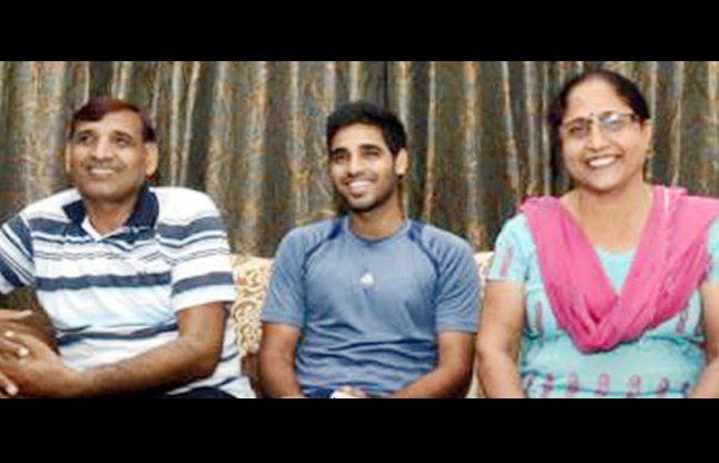 Bhuvneshwar Kumar With His Father And Mother