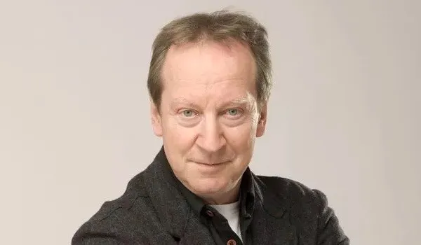 Bill Paterson as Fleabag and Claire's father