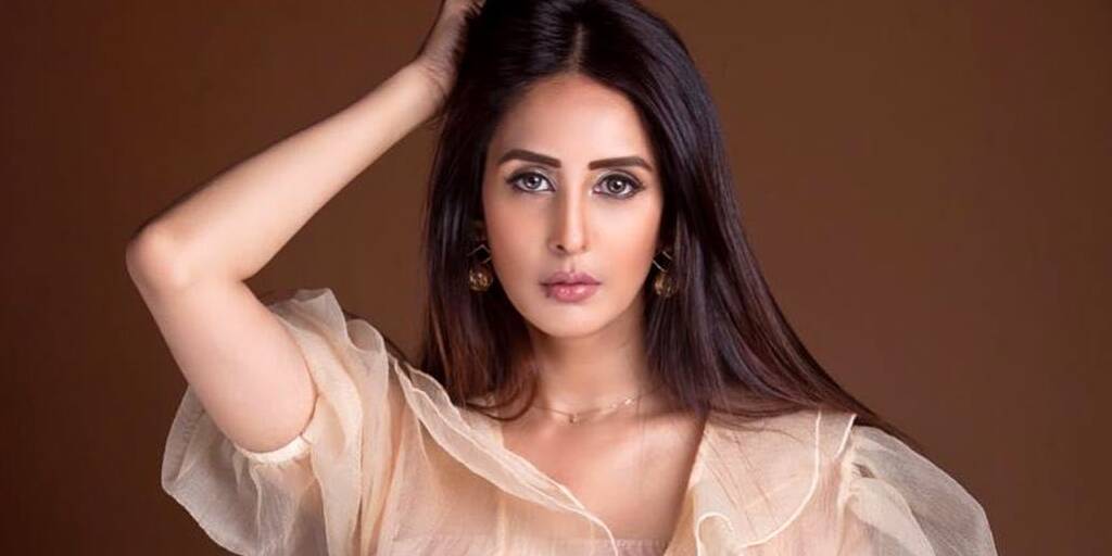 Chahatt Khanna Biography, Height, Age, TV Serials, Husband, Family, Salary, Net Worth, Awards, Photos, Facts & More