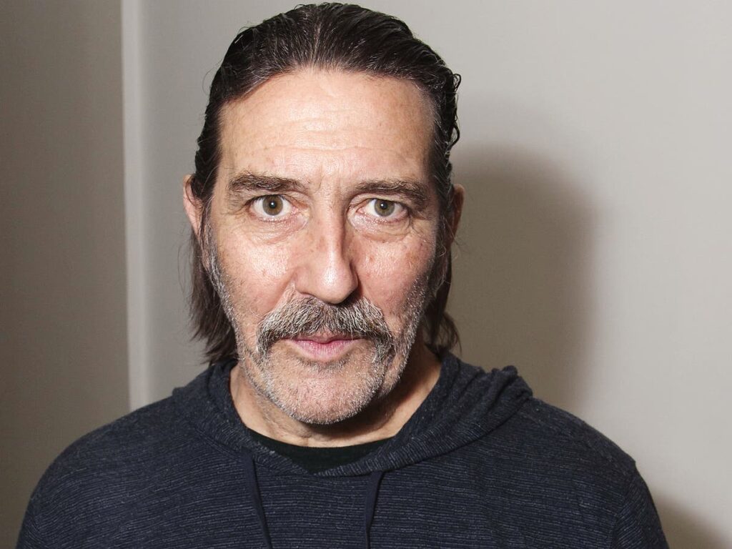 Ciarán Hinds as "Pop", Buddy's gra