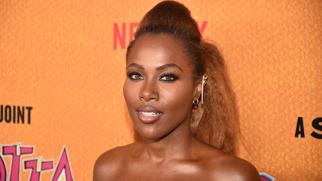 DeWanda Wise as Lizzie Swan