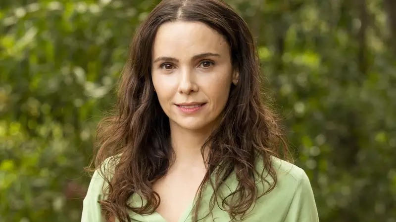 Débora Falabella as Irene Steiner / Solange Lima