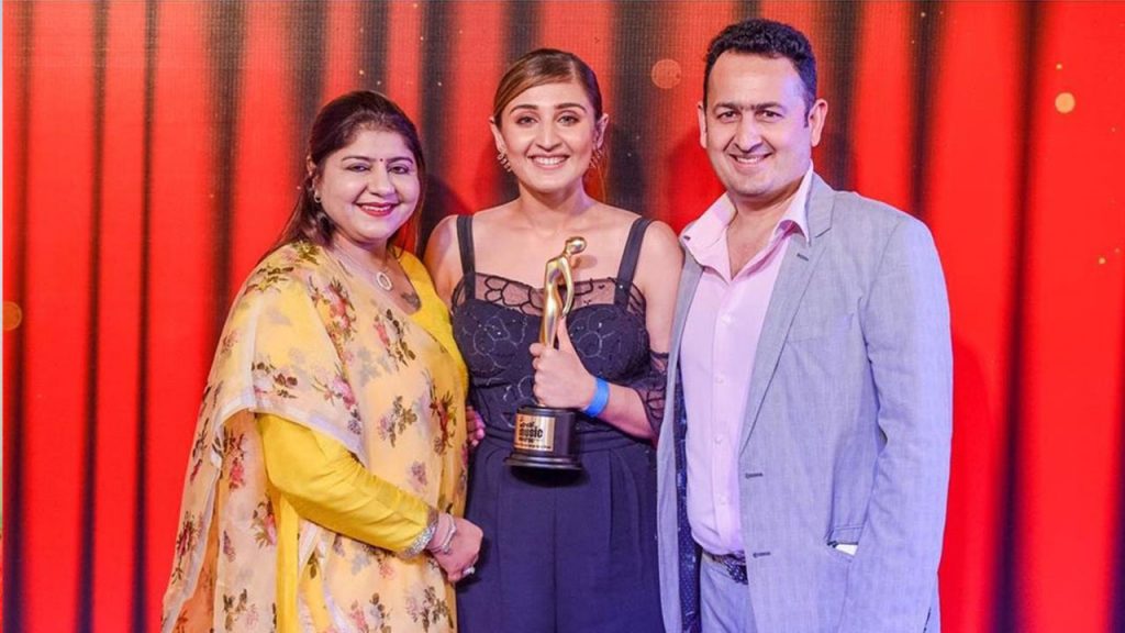 Dhvani Bhanushali With Her Father And Mother