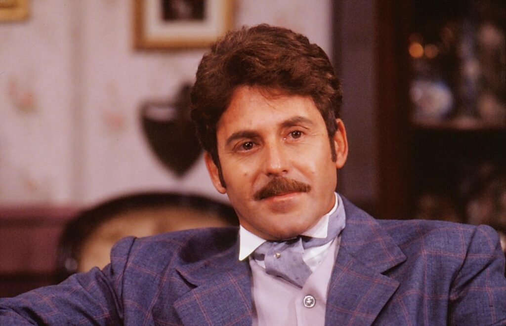 Edwin Luisi as Álvaro