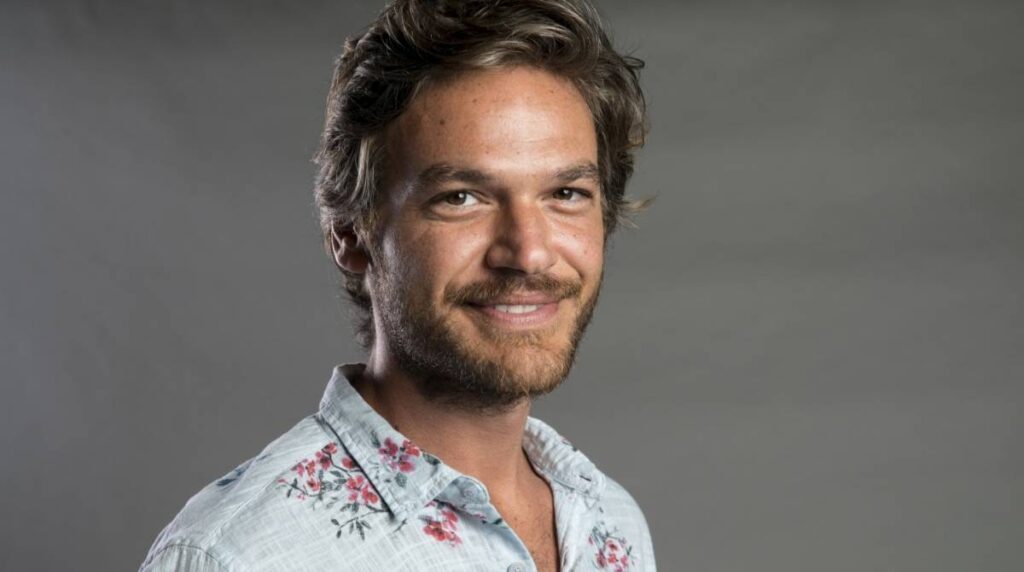 Emilio Dantas as Rubens Feitosa (a.k.a. Rubinho / Barão do Pó) / Naldo Guedes