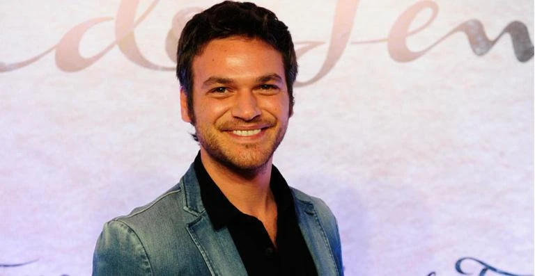 Vai na Fé: Review, Story, Cast, Episodes, Release Date, Budget & More Emilio Dantas as Theo Camargo Bastos