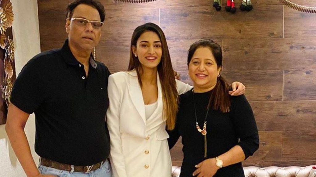 Erica Fernandes With Her Father And Mother