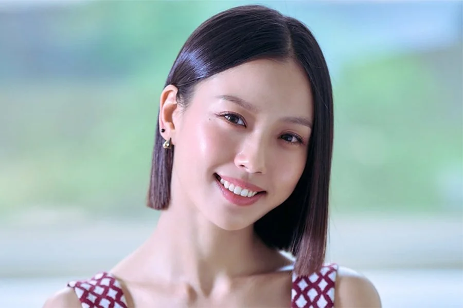 Love Alarm: Review, Story, Cast, Episodes, Release Date, Budget & More Go Min-si as Park Gul-mi