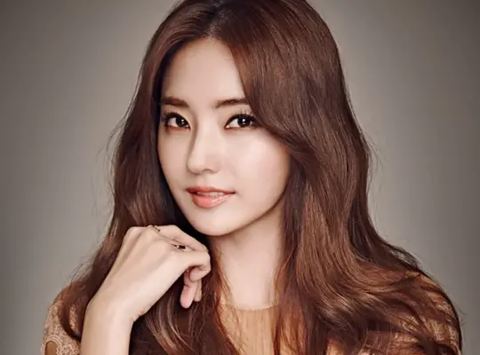 Autumn in My Heart: Review, Story, Cast, Episodes, Release Date, Budget & More Han Chae-young as Choi/Yoon Shin-ae