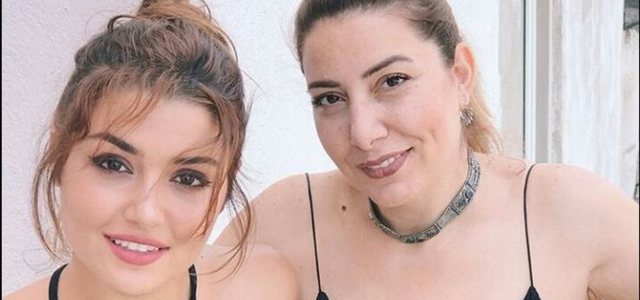 Hande ErçelWith Her Mother