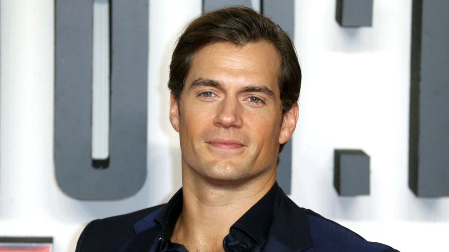 Henry Cavill Biography Height Weight Age Movies Wife Family Salary Net Worth Facts More