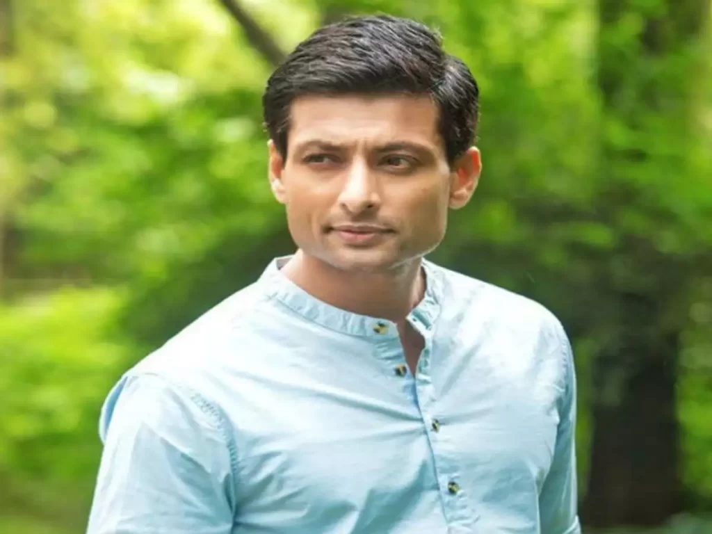 Indraneil Sengupta as Ravi Parashar