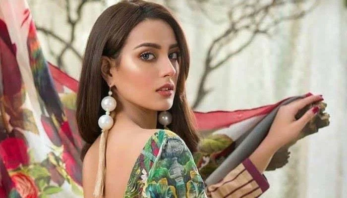 Iqra Aziz as Ajiya aka Jiya Arsal Ali Suno Chanda 2