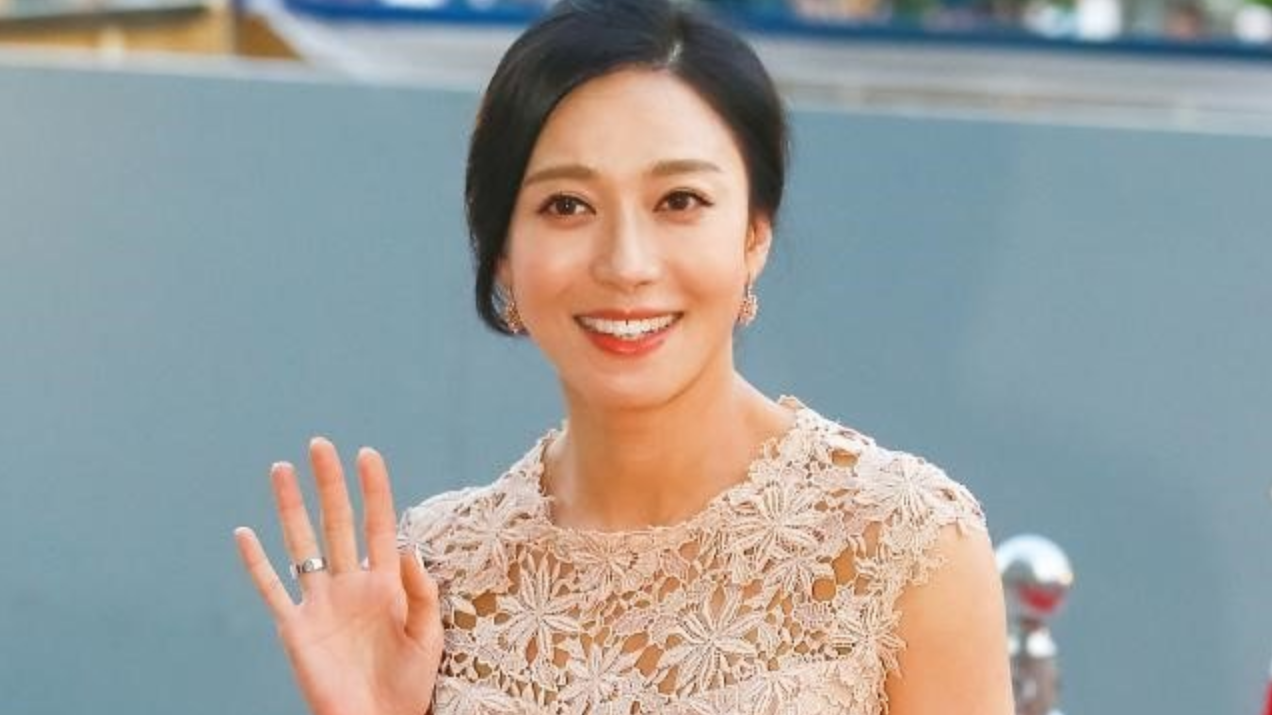 Jang Young-nam as the Queen Dowage