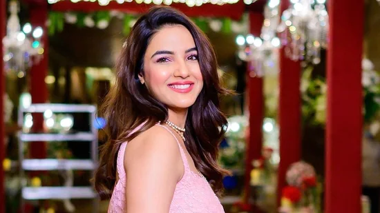 Jasmin Bhasin Biography, Height, Age, TV Serials, Husband, Family, Salary, Net Worth, Awards, Photos, Facts & More