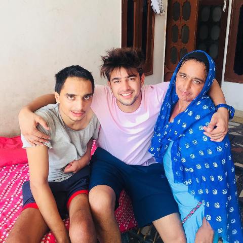 Jass Manak With His Mother And Brother