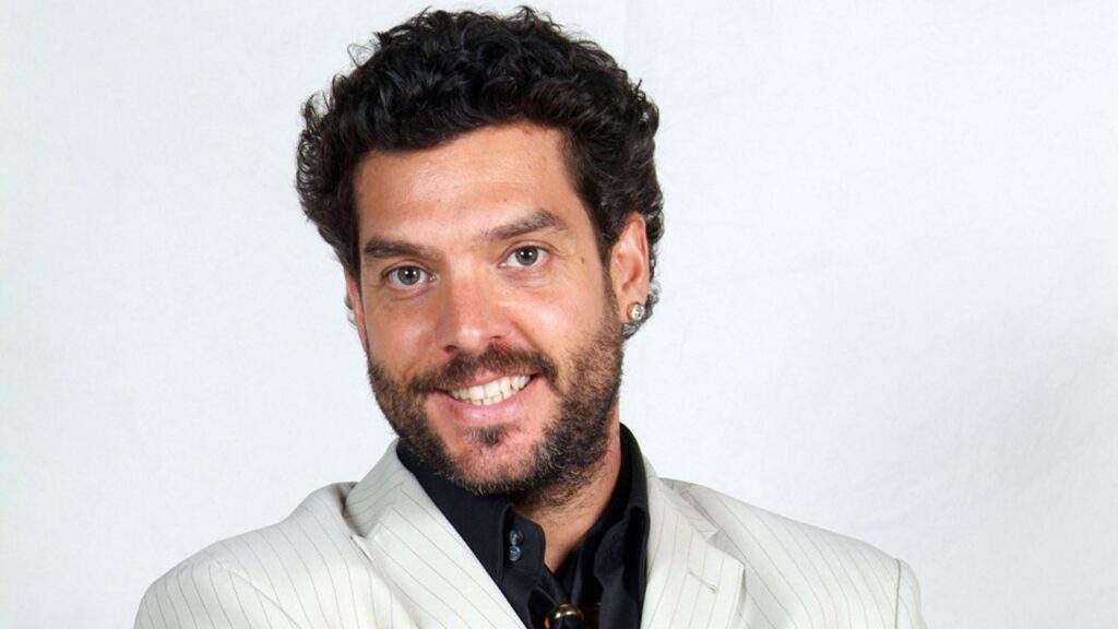 Toy Boy: Review, Story, Cast, Episodes, Release Date, Budget & More Javier Mora as Ángel Altamira