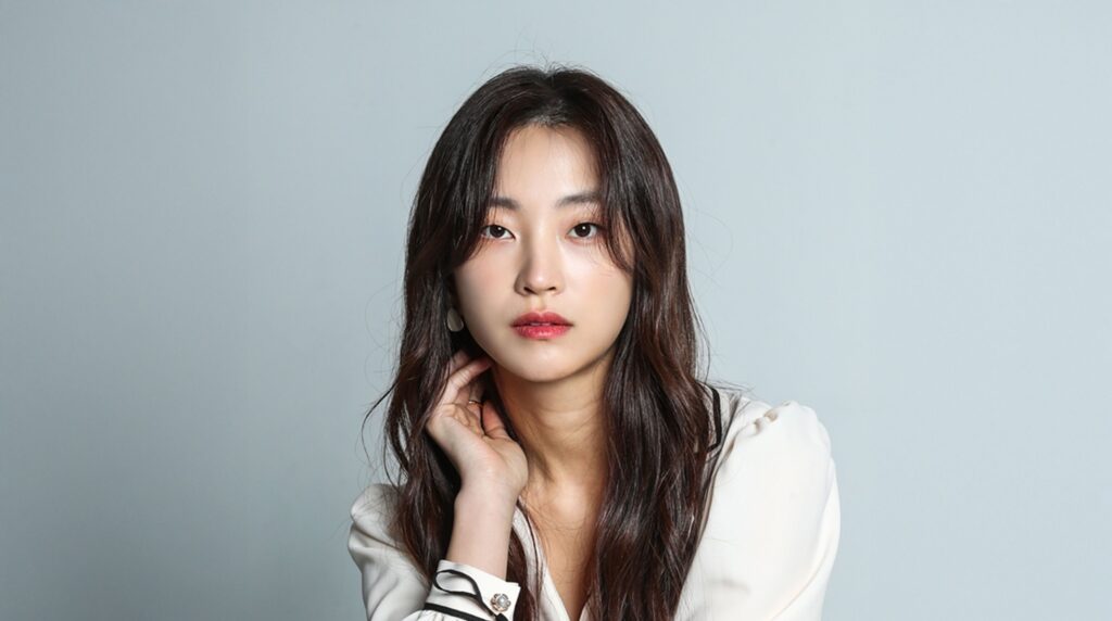 Ji Yi-soo as Jessica / Park Sang-mi