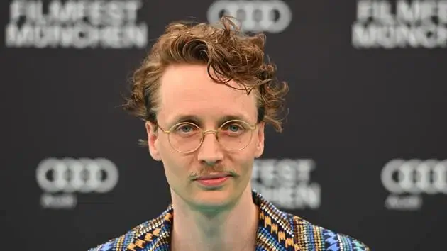 Julius Feldmeier as Thilo