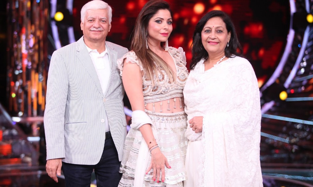 Kanikka Kapur With Her Father And Mother