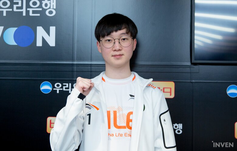 Karis Biography, Height, Weight, Age, Stats, Wife, Salary, Net Worth & More Karis Biography, Height, Weight, Age, Stats, Wife, Salary, Net Worth & More