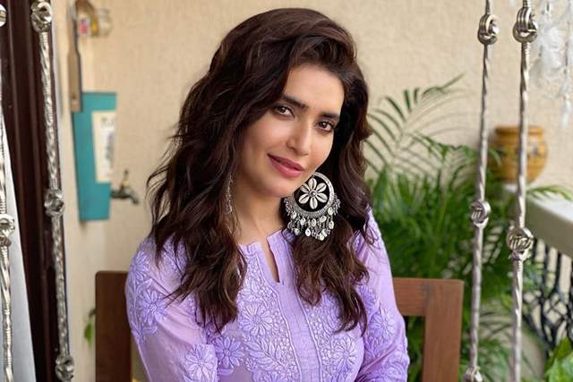 Karishma Tanna as Zoya Hussain