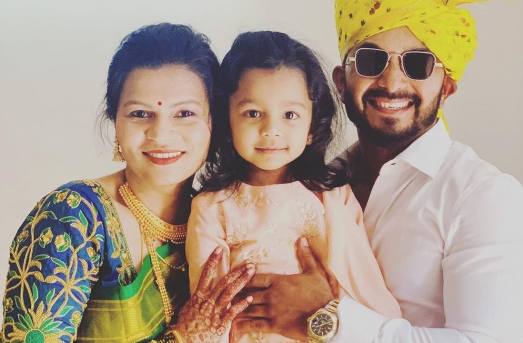 Kedar Jadhav With Daughters