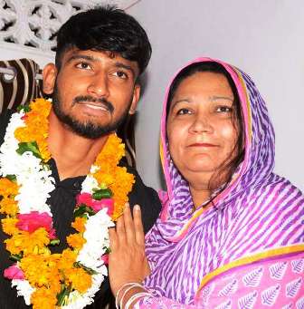 Khaleel Ahmed With His Mother