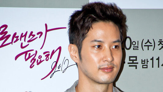 Kim Ji-seok as Kang Jong-ryul