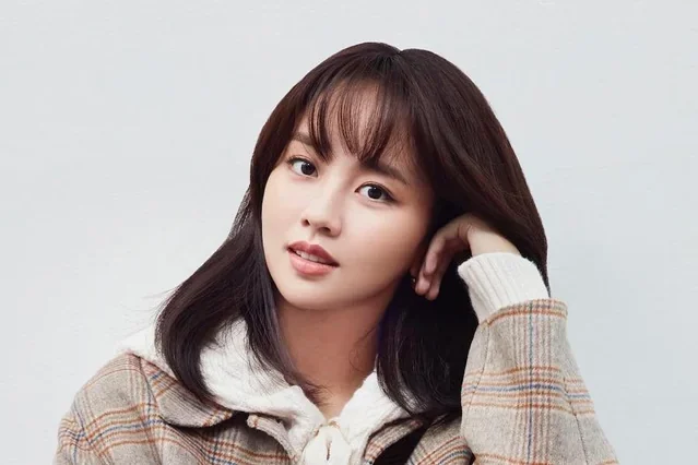 Kim So-hyun as Dong Dong-joo / Yoo Eun-seo