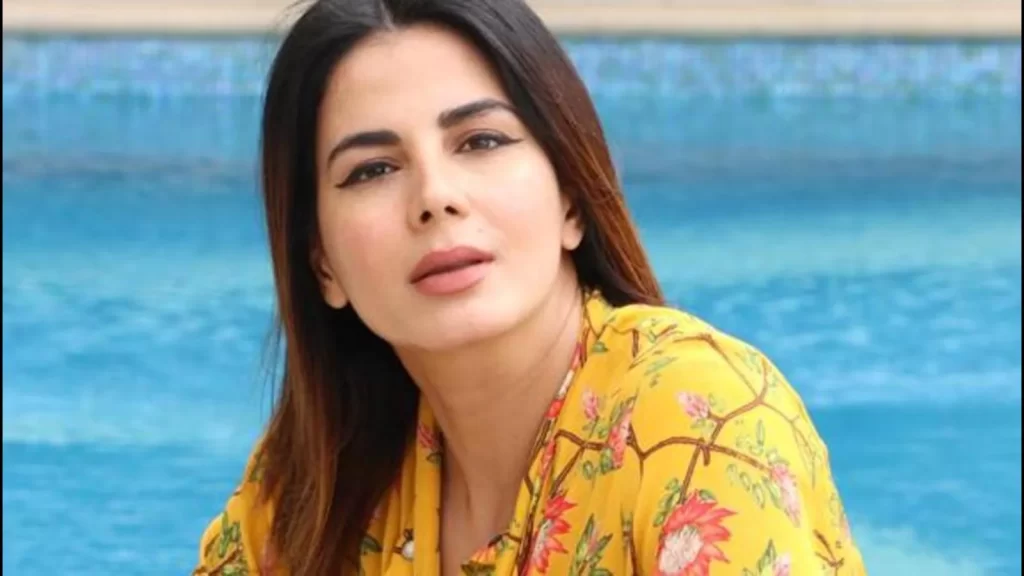 Kirti Kulhari as Anjana Menon "Anj" Khanna