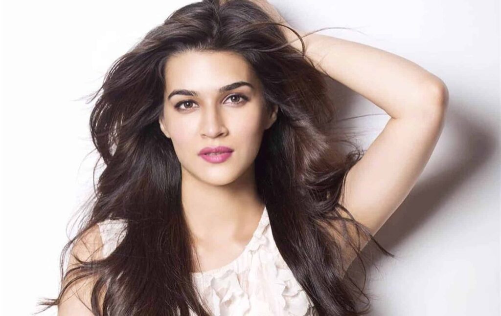 Kriti Sanon as Reporter Ritu Randhawa