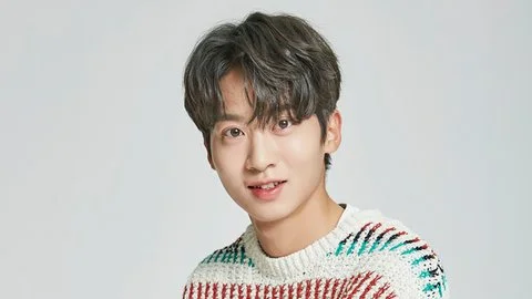 Lovely Runner: Review, Story, Cast, Episodes, Release Date, Budget & More Lee Il-jun as Park Dong-suk