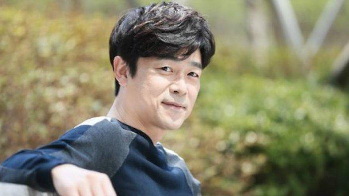 Lee Seung-joon as Jung Yoon-jeo, Nok-du and Hwang-tae's father