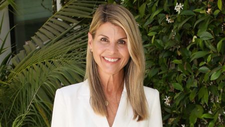 Lori Loughlin Biography, Height, Weight, Age, Movies, Husband, Family