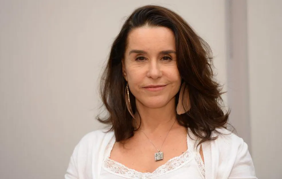 Lucélia Santos as Isaura/Elvira the slave