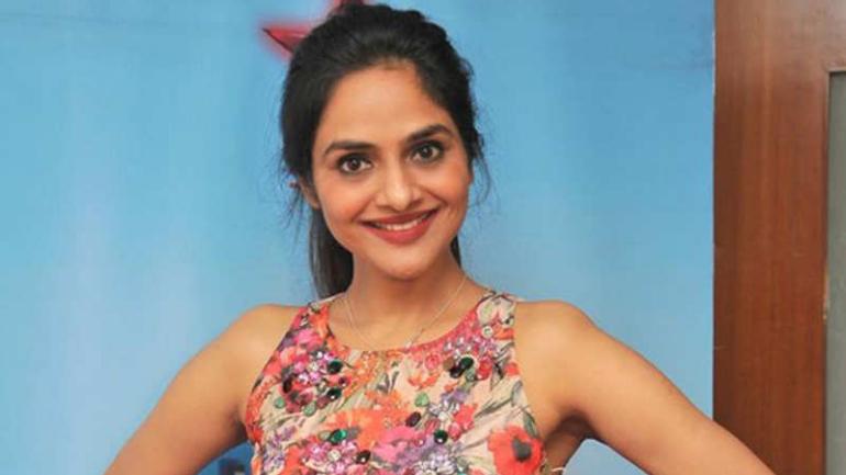 Madhoo as V. N. Janaki Ram