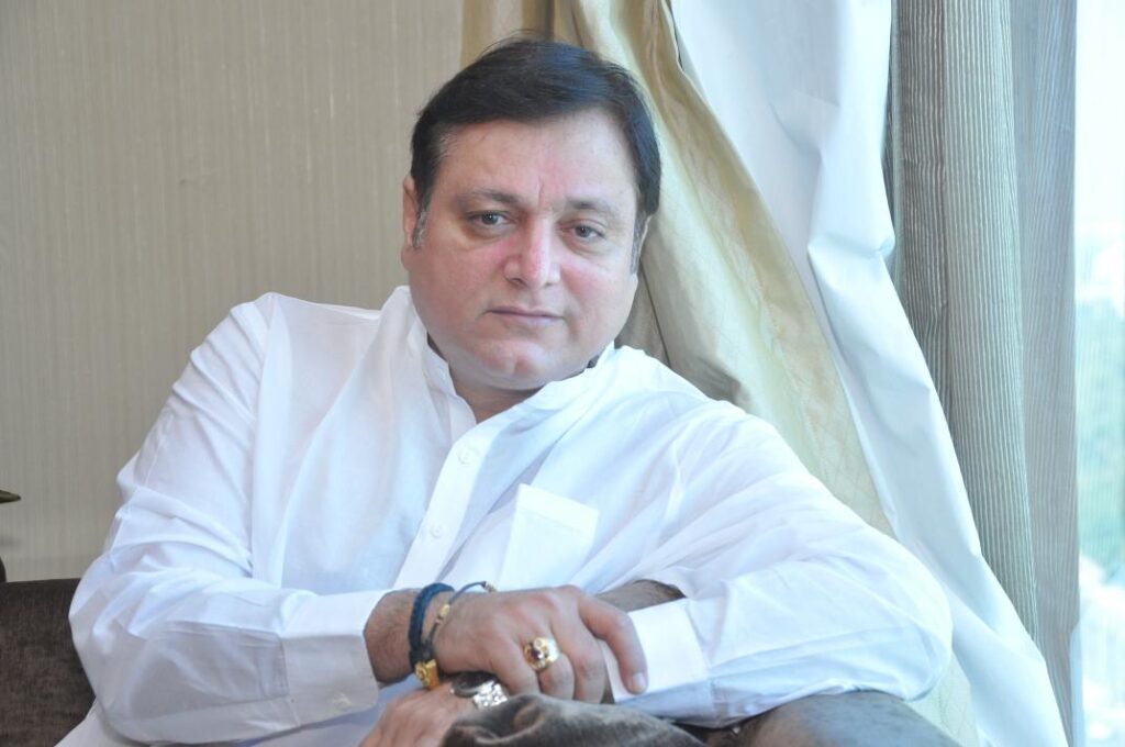 Manoj Joshi as Manasvit G. Bajaj 