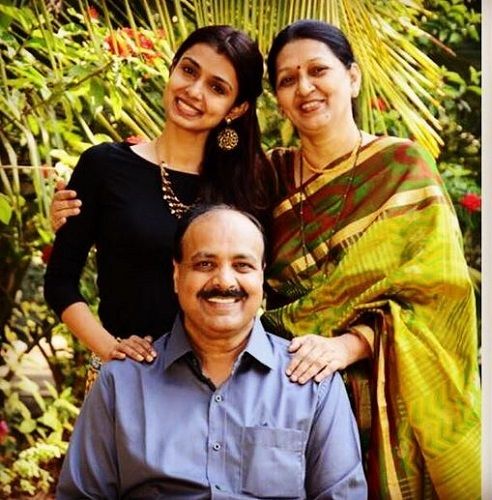 Mayuri Deshmukh With Her Father And Mother