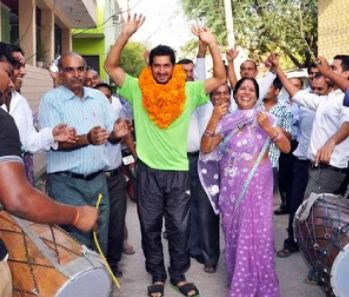 Mohit Sharma With His Family